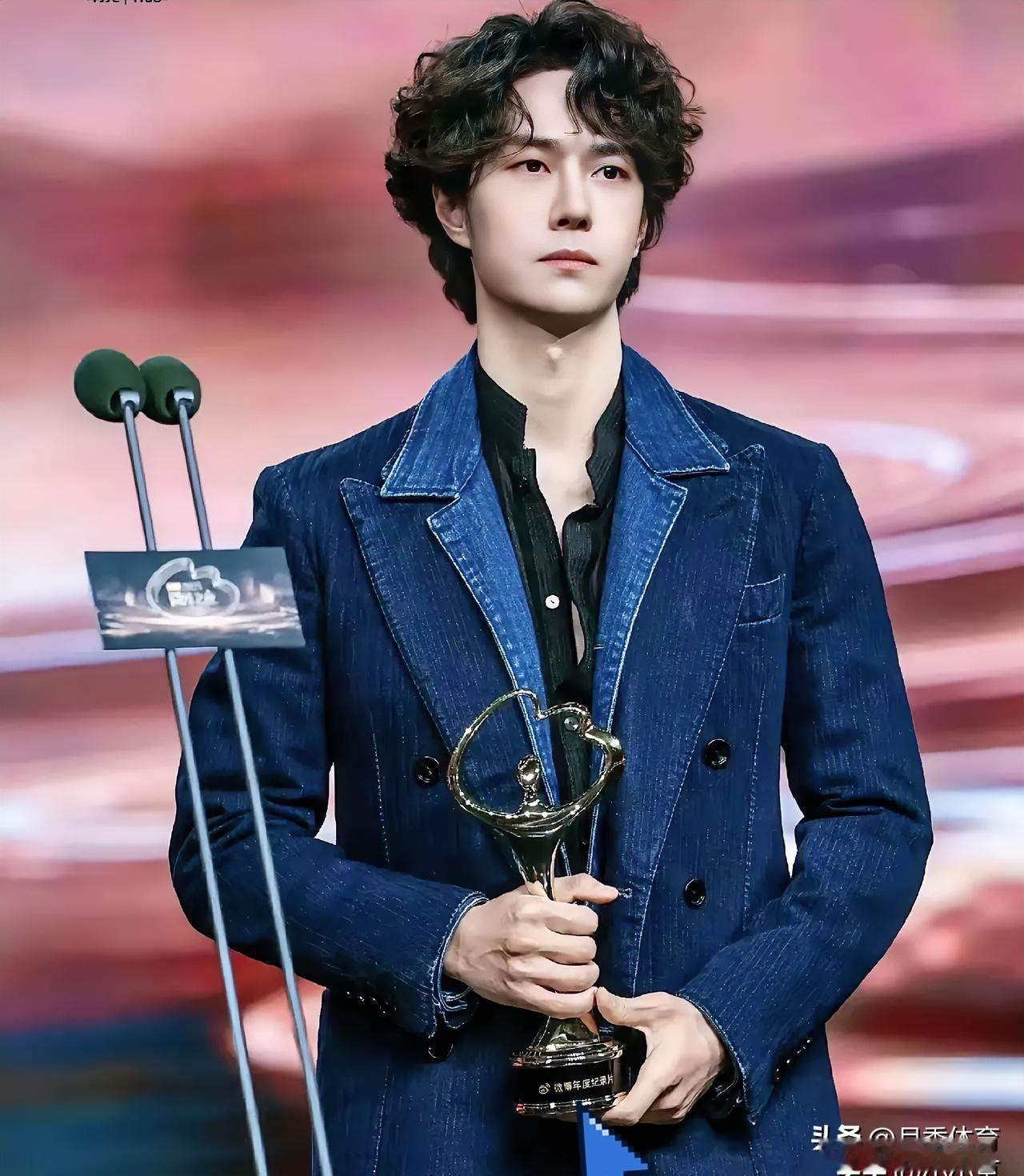 真正拉开顶流差距的，从来不是热搜数量，而是镜头扫过时，那个下意识的动作。昨晚微