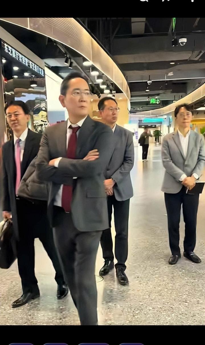 李在镕这单身一当就是这么多年，真以为是因为忘不了前妻？那可太天真了。这豪门里