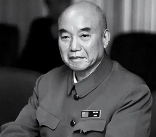 1939年，萧克不顾反对处决一司令员，不料宋时轮、邓华相继弃他而去。说起萧克，就