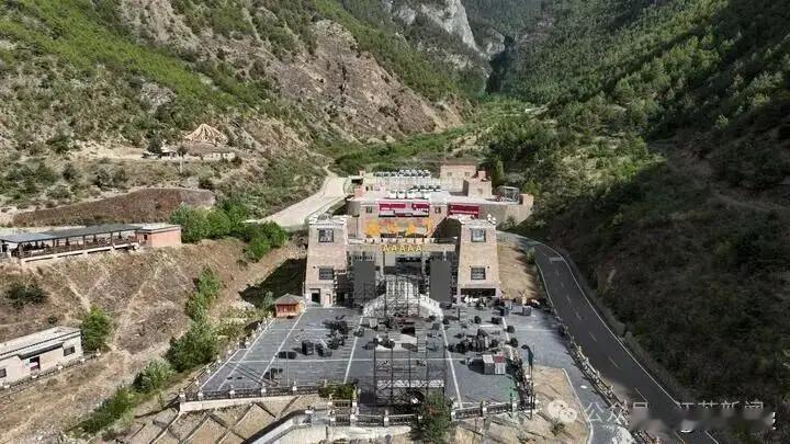 稻城亚丁这段省道收费其实也是可以的：首先，它不是单纯的省道穿过景区