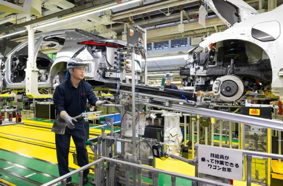 日本汽车产业，正卡在两次工业革命中间的夹缝里，上不去也下不来。这事儿想想就