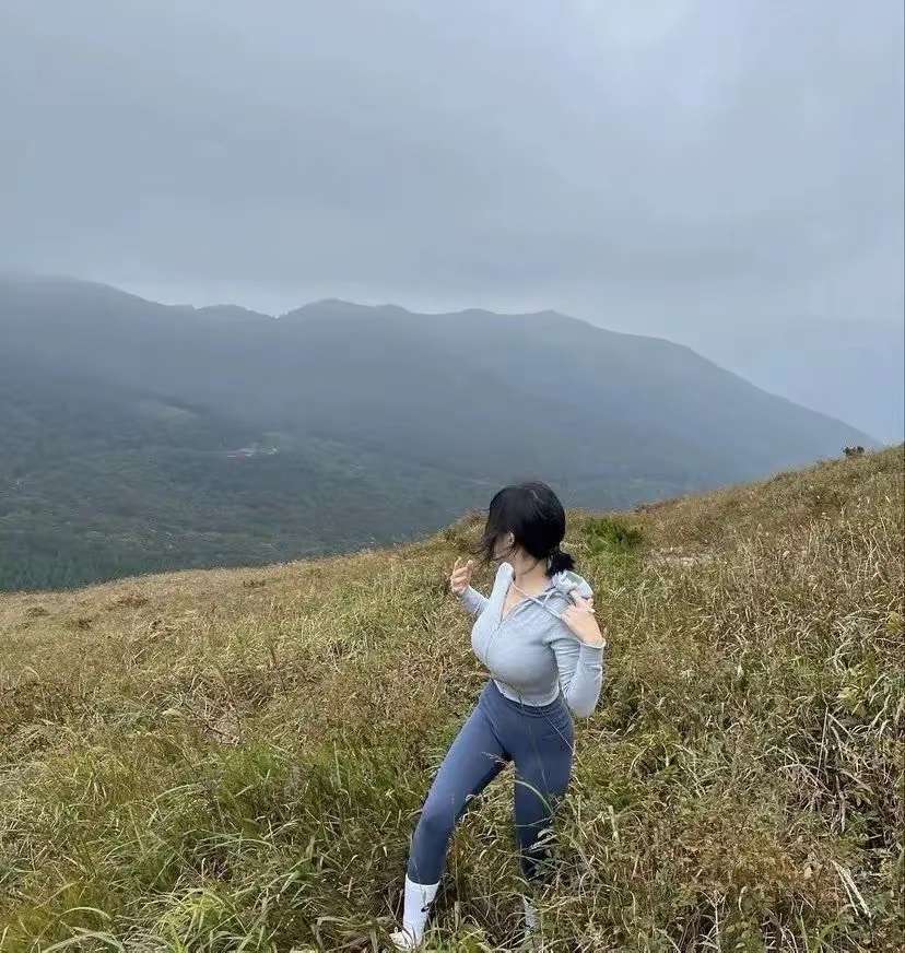 跟着领导来爬山，突然发现领导真是完美身材