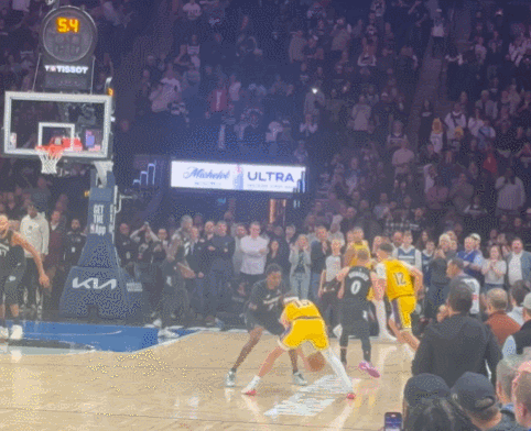 里夫斯绝杀，詹姆斯激动的骂脏话了~对阵森林狼，湖人在最后时刻被打了一个12-