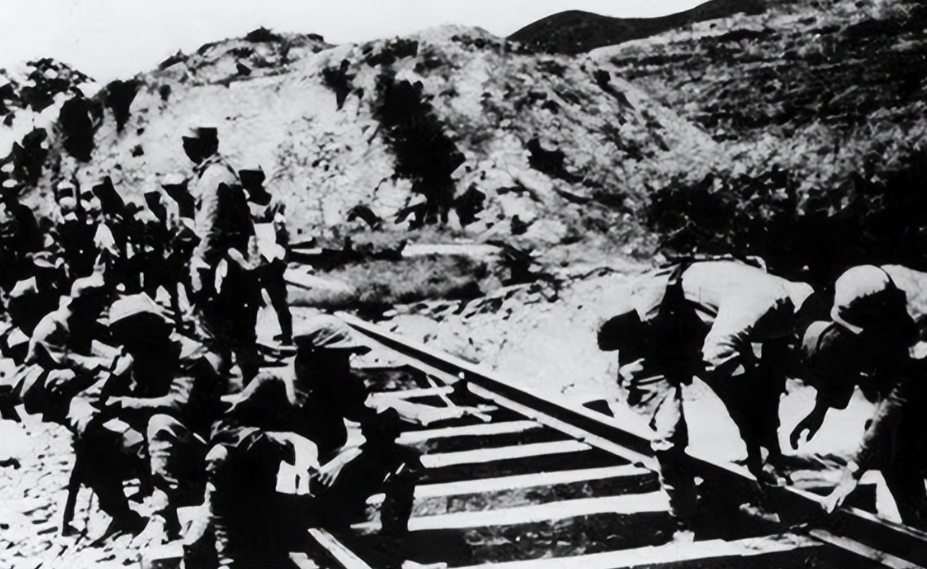 1941年，一个日本人带着26个被俘的八路军战士，突然闯入115师驻地，大喊道：