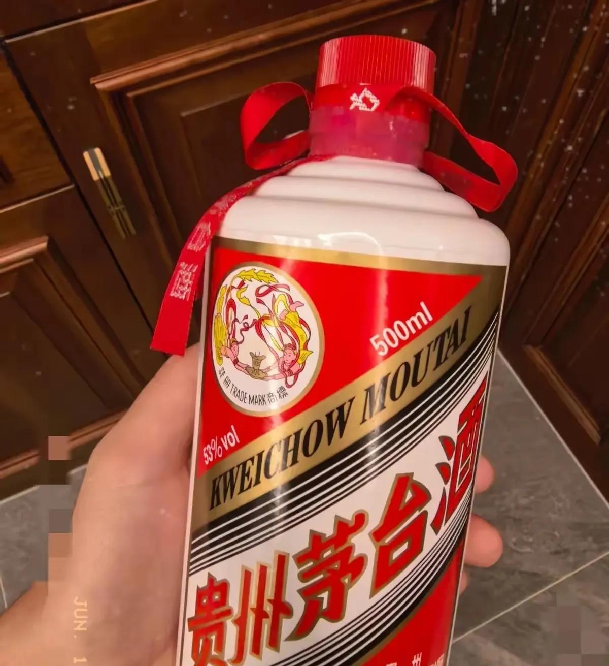 自从“禁酒令”公布以后，我的表哥感觉到很郁闷！因为他的儿子学习成绩一直很好，今