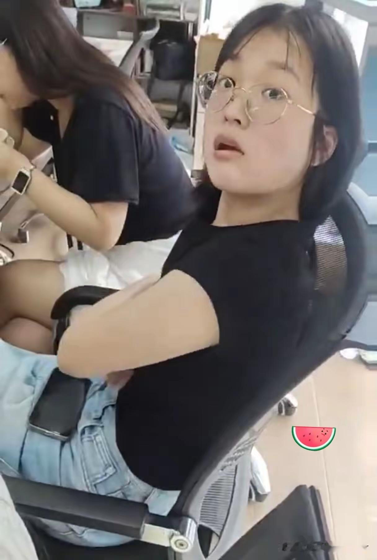 深挖后续才发现事情远没有表面那么简单，越了解细节越觉得离谱。这位频频想免费吃外卖