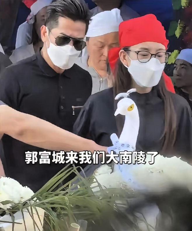 61岁郭富城蹲在村口三轮车上，背包都没卸就帮着收拾灵堂。5月16号下午，安徽南陵