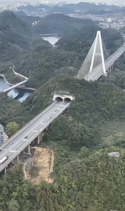 这应该是我国最短的隧道了吧，全长不到500m，为什么修路的时候不考虑把山整个的移