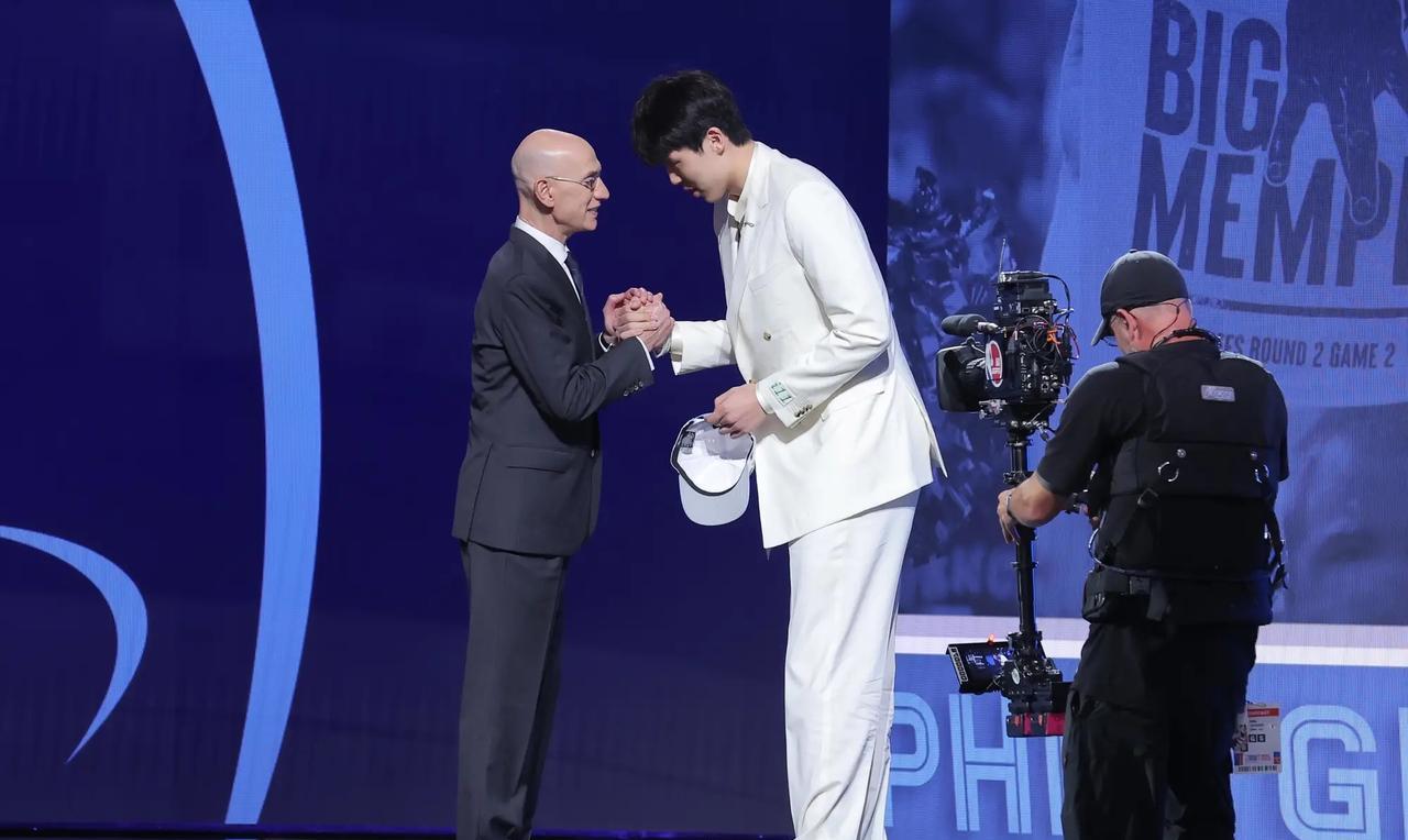 杨翰森明天将迎来NBA职业生涯夏季联赛首秀，当然这不是小杨第一次夏季联赛，上个赛