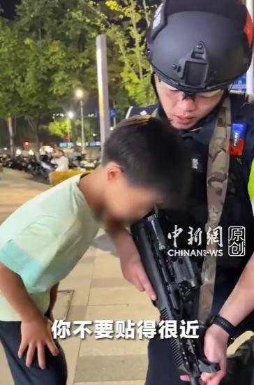 “上新华社了！”最近，浙江嵊州街头发生的一幕，暖了无数人的心。一位爸爸带
