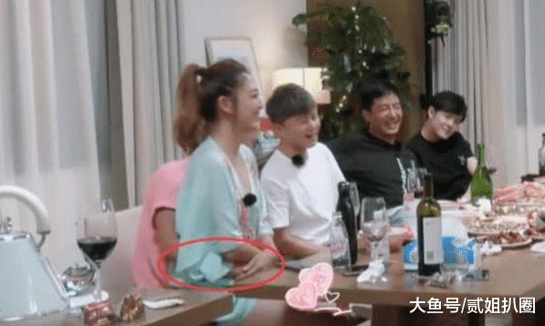喝醉后的应采儿, 坐在陈小春的腿上, 陈小春一脸嫌弃, 但是他的手是诚实的。