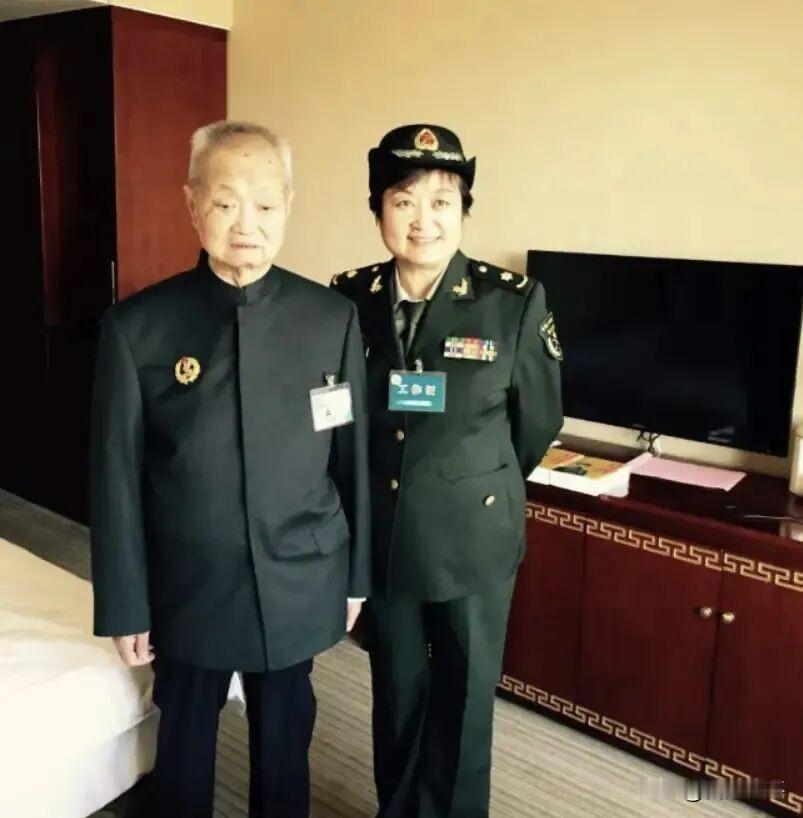 陈赓大将的长子陈知非与女儿陈知进，留下的一张珍贵留影。镜头下，兄长沉稳温和、气度