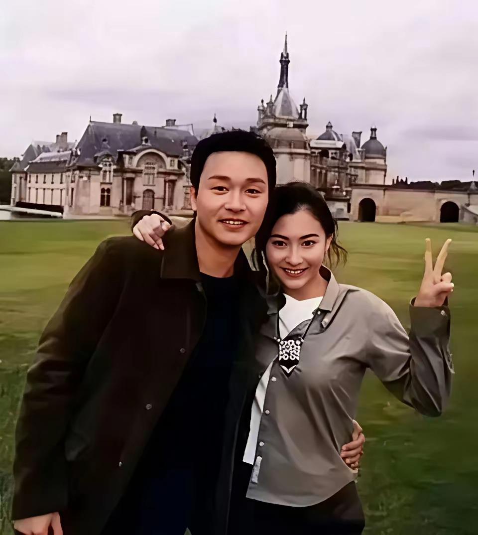 恕我眼盲张柏芝旁边的男生我真是没看出来是谁按理说不应该呀？脑子里转半天我也