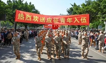 这下可算是在全国出大名了！重庆21岁的新兵，入伍才3个月就被部队除名，罚