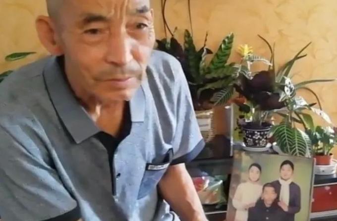 1992年，武汉菜市场里，一个煎饼摊主捡到了一个刚满月的女婴；三年后，他竟又在同