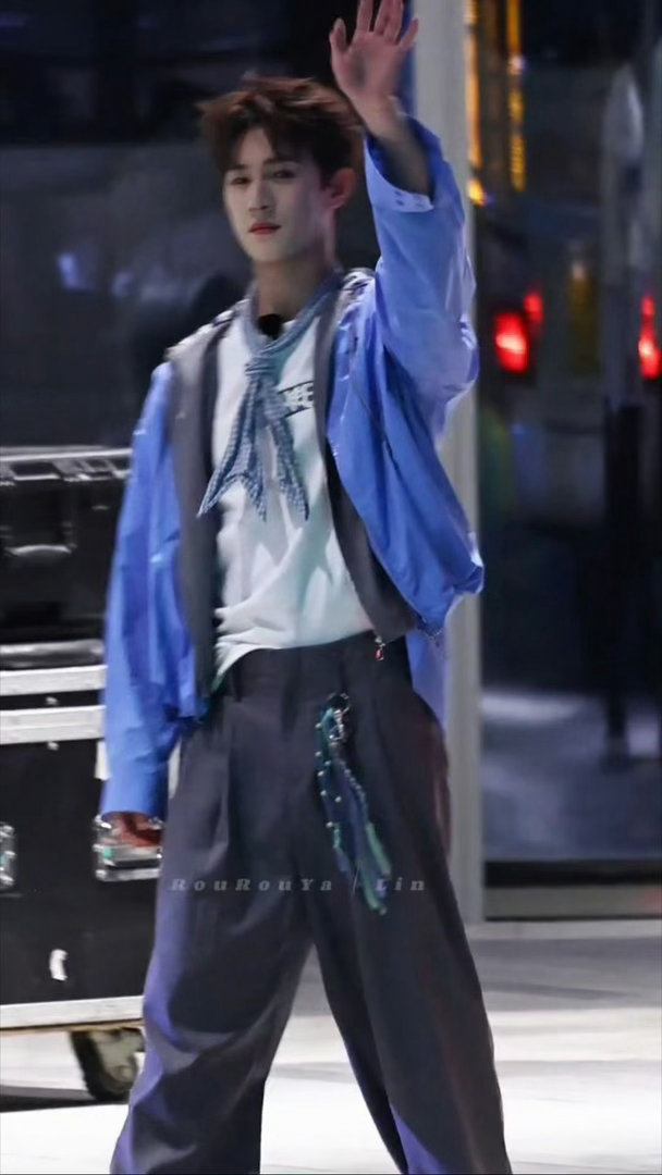 李昀锐采访给自己打光奔跑吧十亿吨跑男的料一把小扇子解锁采访新姿势🌟，李昀锐现场