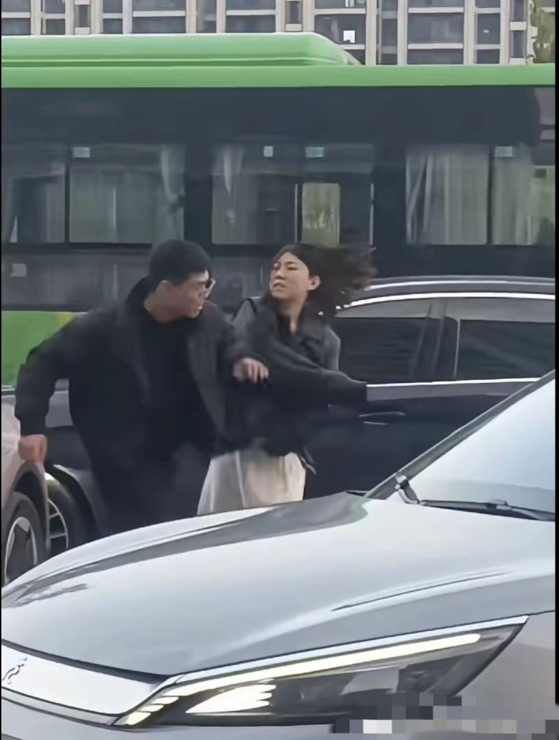 安徽宣城两车相撞，这女司机是真虎，先是在宝马车的引擎盖上跳，后来又扇了宝马男一