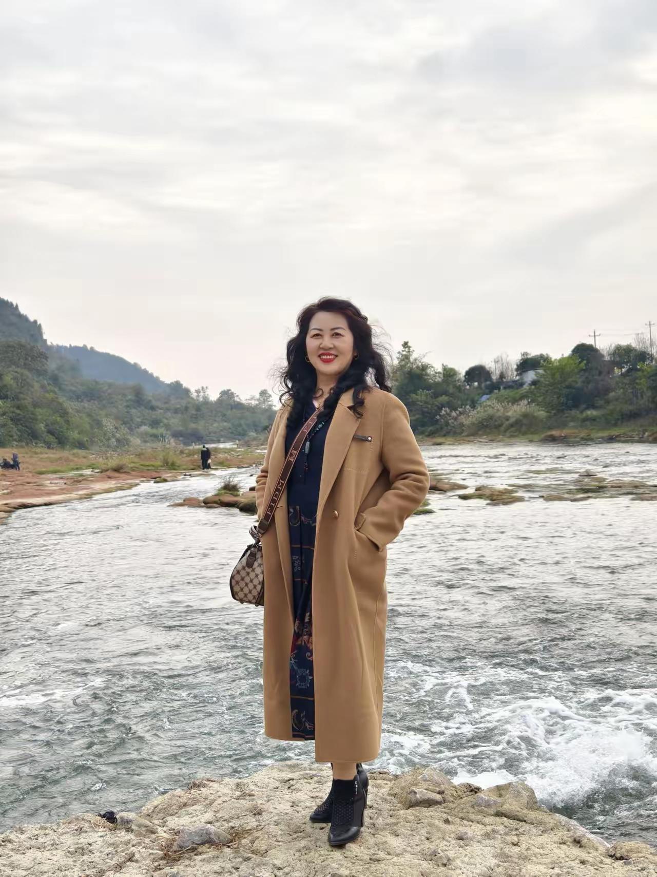 快乐有时就是这般简单，于河畔沐着微风，谈天说地，便能让笑容肆意绽放。无论如何，河