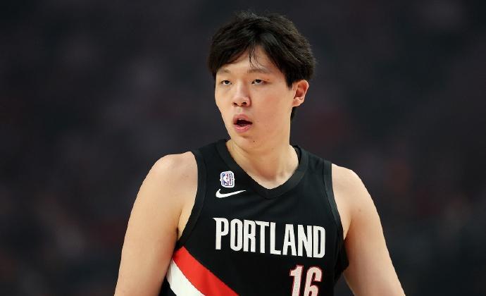 杨瀚森上场不到一分钟，出手一次，没敢投。防守被顶开，犯规照吃，教练一看，赶紧换