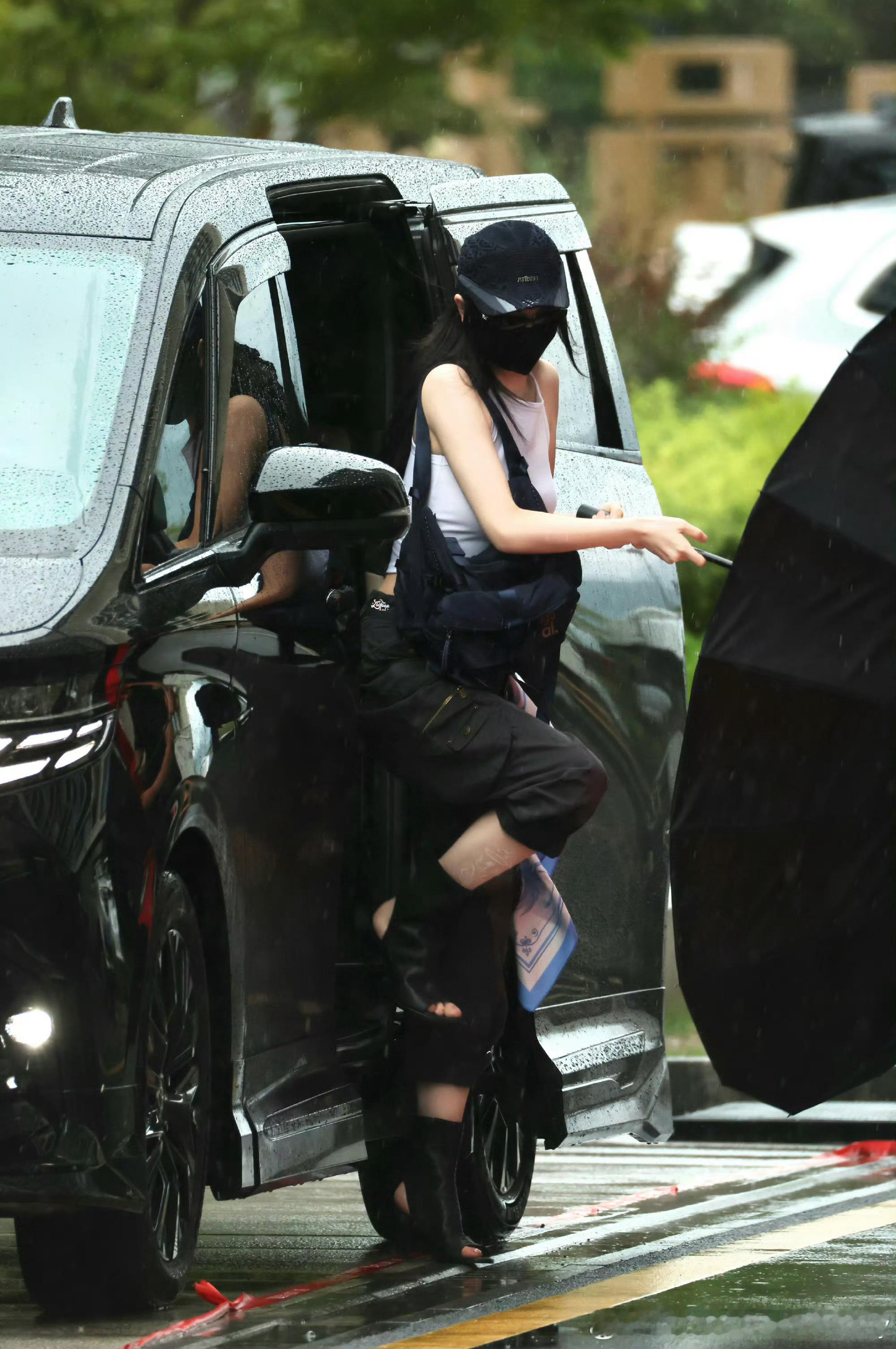 虞书欣雨天必出神图这个帽子真的好有个性~看了好多遍​​​