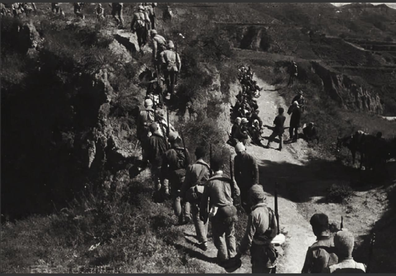 1939年，5000日军围死“一线天”，八路军717团断联待歼，团长绝望认命时，