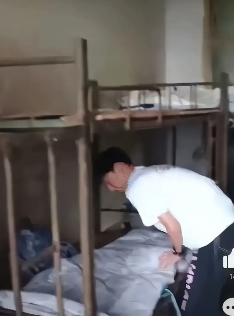 据说是这是江西赣州信丰县铁石口中学的学生宿舍。被曝光后，有关部门也发了通报。责令