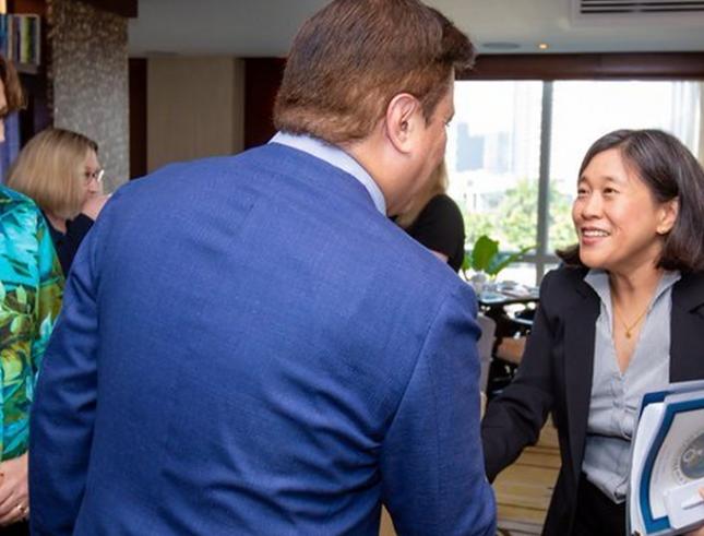 菲律宾经济崩了才想起求中国？中国硬气回应：没诚意，别伸手！一个国家经济数据直