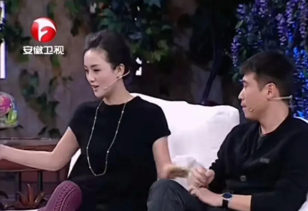 演员朱媛媛说：“上大学那会，我跟李乃文、唐旭，我们三个人老扎成一堆玩，如胶似漆，
