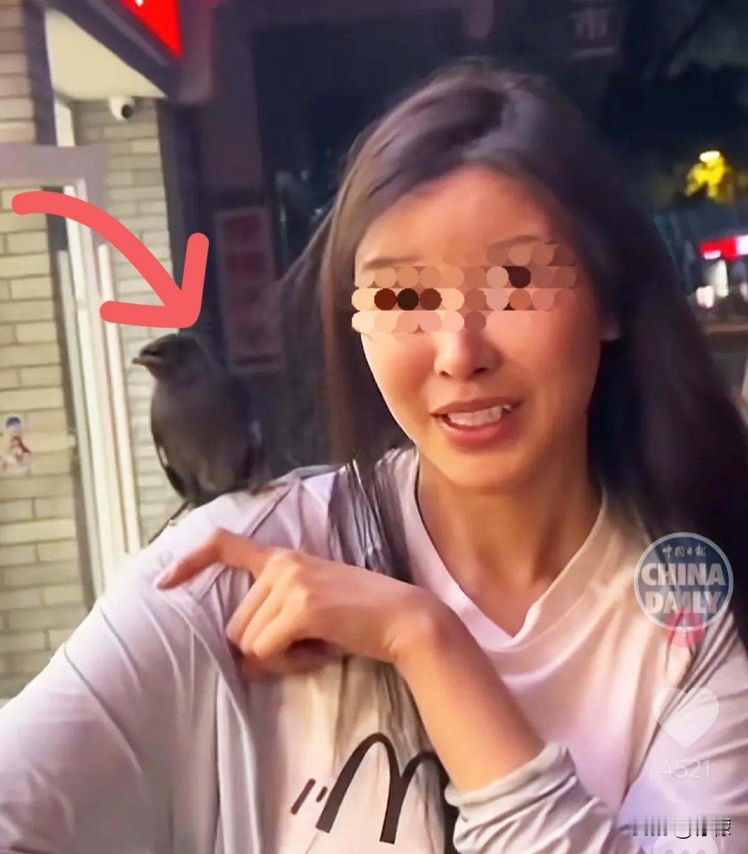 谁也不敢相信，眼前这一幕实在太神奇了！江西修水县，有位女子正和朋友在外聚餐