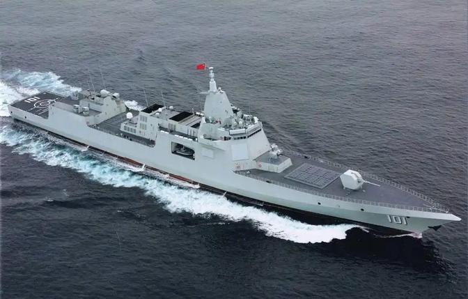 中国海军神操作：055大驱竟是‘导弹航母’？揭秘中美航母数量差距背后的战略智慧