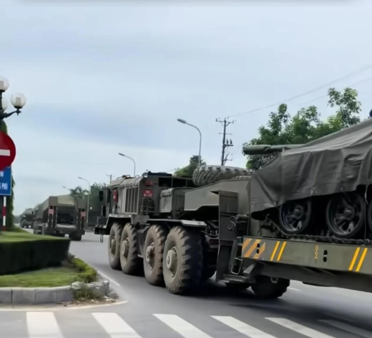 越南出动大批改进后的现代化五对轮坦克援助柬埔寨应对泰国的威胁。虽然装备比较普通，