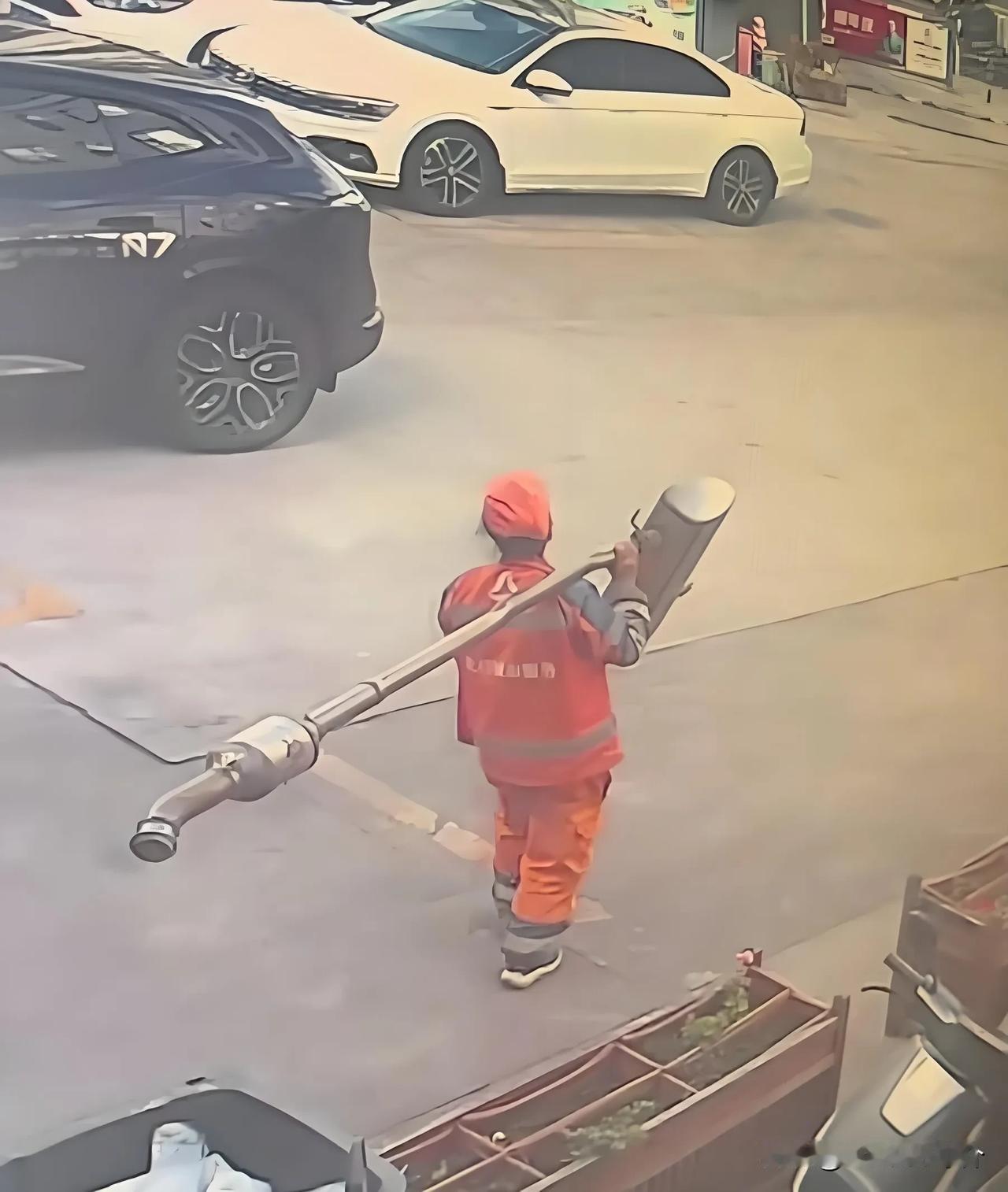 云南，一个环卫大姨，趁着四下无人，走进汽修厂，把厂门口价值1万多块的排气管拿走当