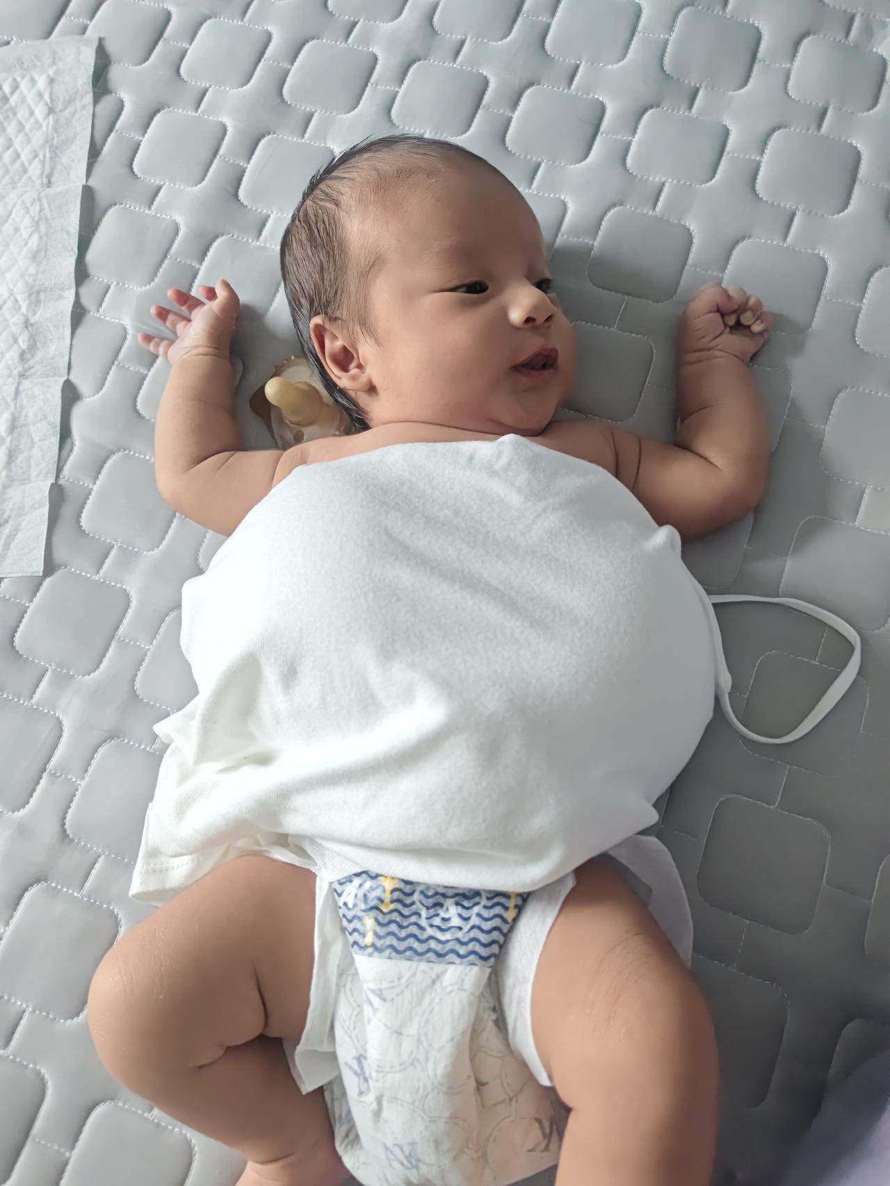 孙宝就是儿子儿媳的玩具，总是被拿来恶搞。昨天我去儿子卧室抱孙宝，刚到门口就听