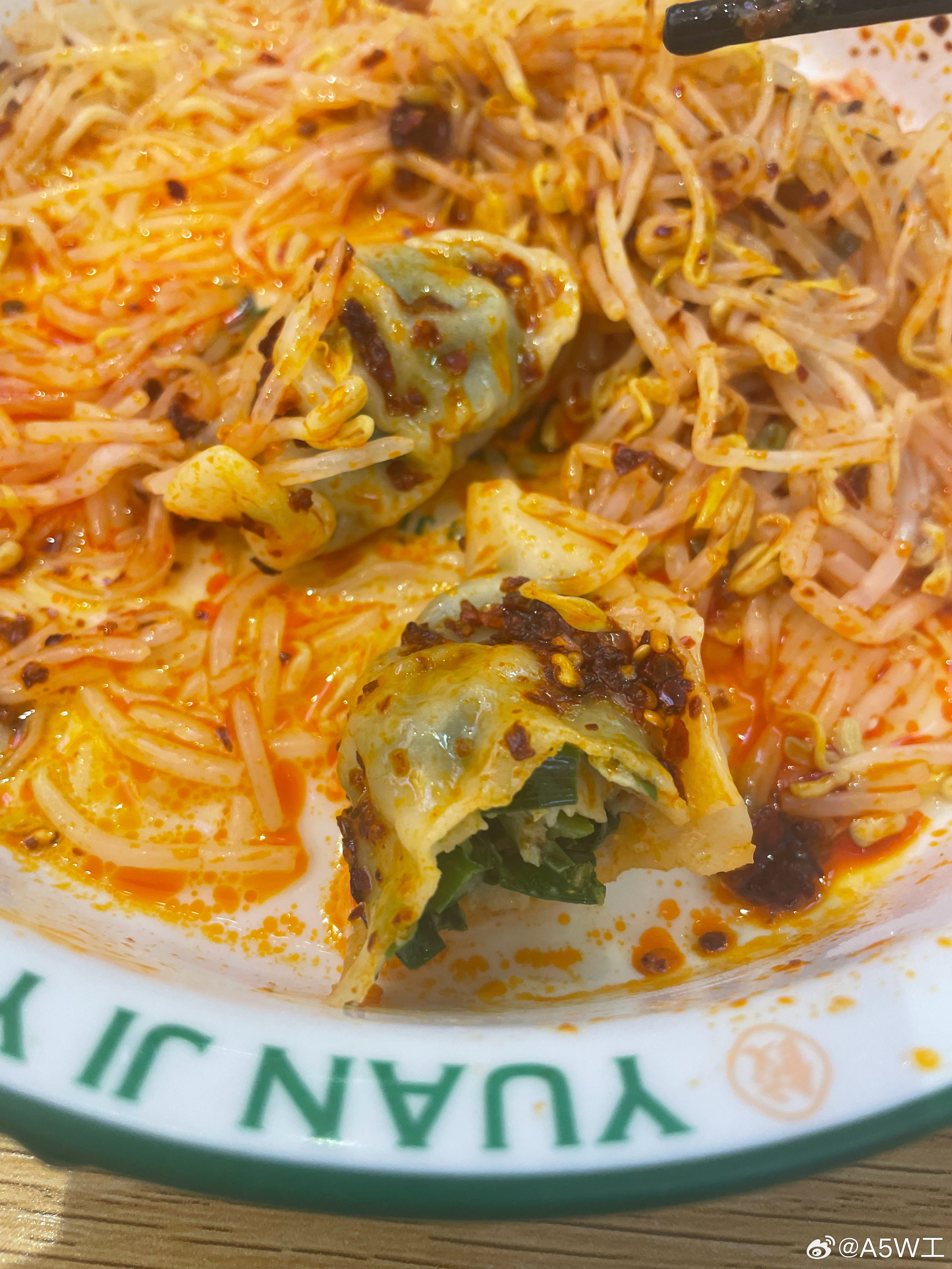 吃个红油拌饺子，这红油辣椒一点辣味没有，主要全是甜味。虽然四川的红油拌东西也加糖