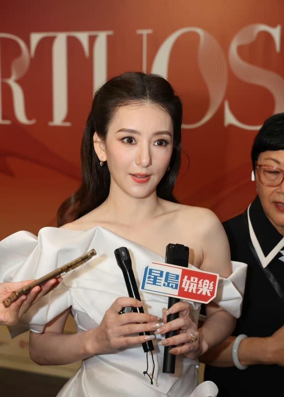 方媛是鼻影打太深了？还是动鼻子了？感觉她的鼻子原来挺自然挺好看的，现在却变得非常