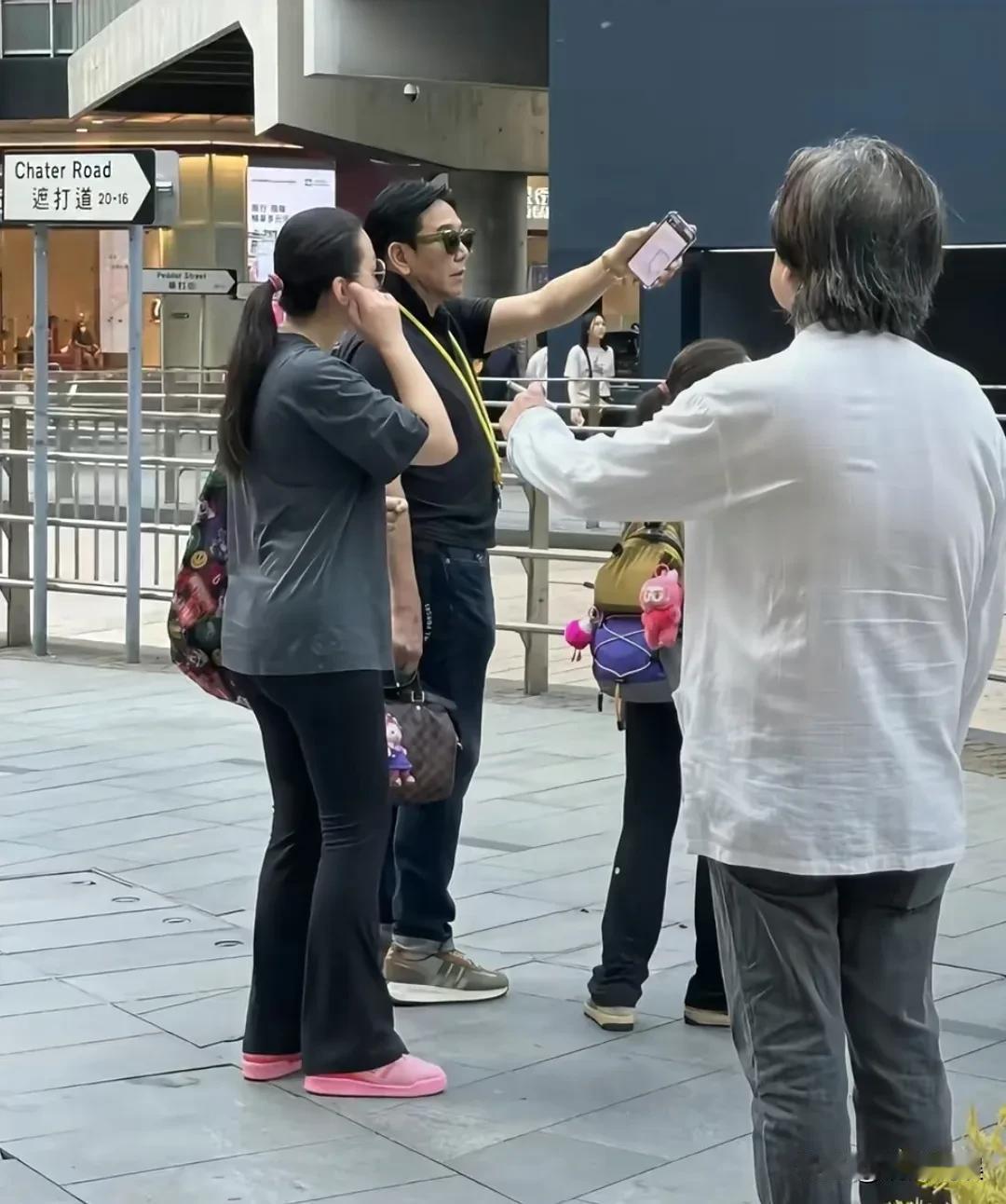童年男神港剧明星温兆伦现身香港街头，身边跟着老婆女儿。61岁的他，头发浓密，身
