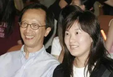 2000年，67岁的梁锦松为了和跳水皇后伏明霞生孩子，干脆拿出100亿收购了一整
