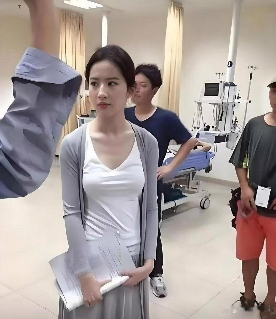 刘亦菲日常偏爱素颜出行，卸下妆容依旧颜值在线，天生好底子，素颜女神实至名归。