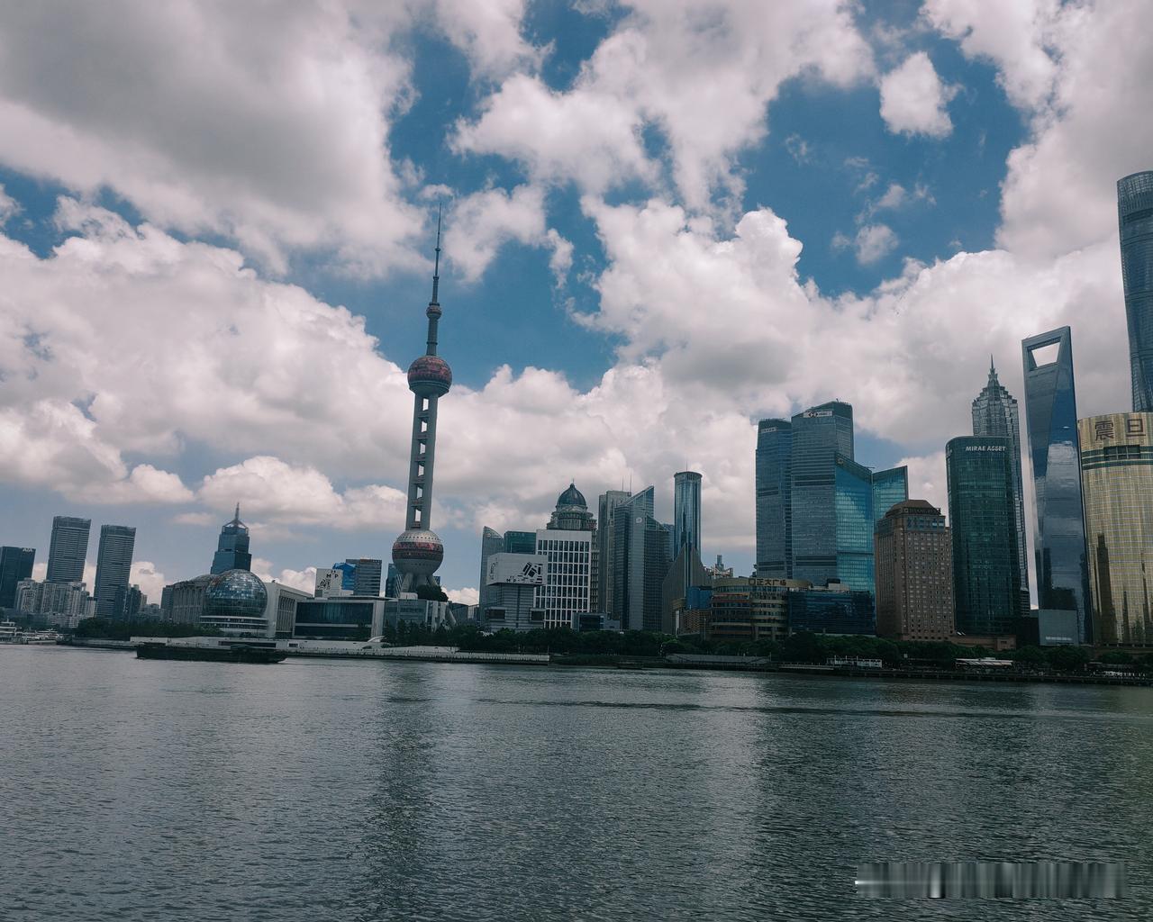 买房记。昨天看中的小区成交了一套房子，单价还是比我预想的高点。我之前联系的中介把