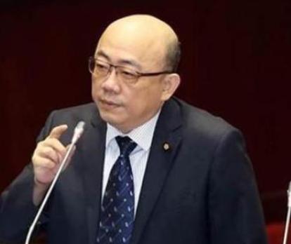 郭正亮来大陆直播了！郭正亮又出现在成都了。深夜的抖音直播间里，他和三