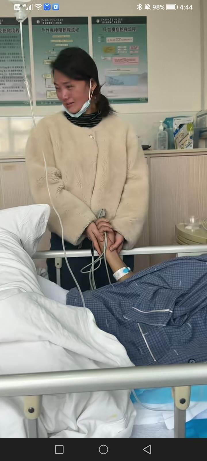遭心，人财两空，丈夫病危，医院己下病危通知书，妻子哭着拉着丈夫的手说：我接你回家