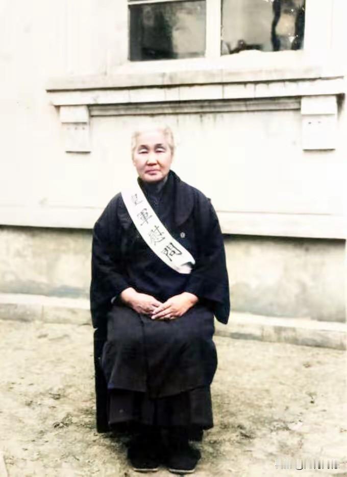 日本鬼子在侵略我们的时候，整个日本从上到下，从小孩到大人，从男人到女人，都是狂热