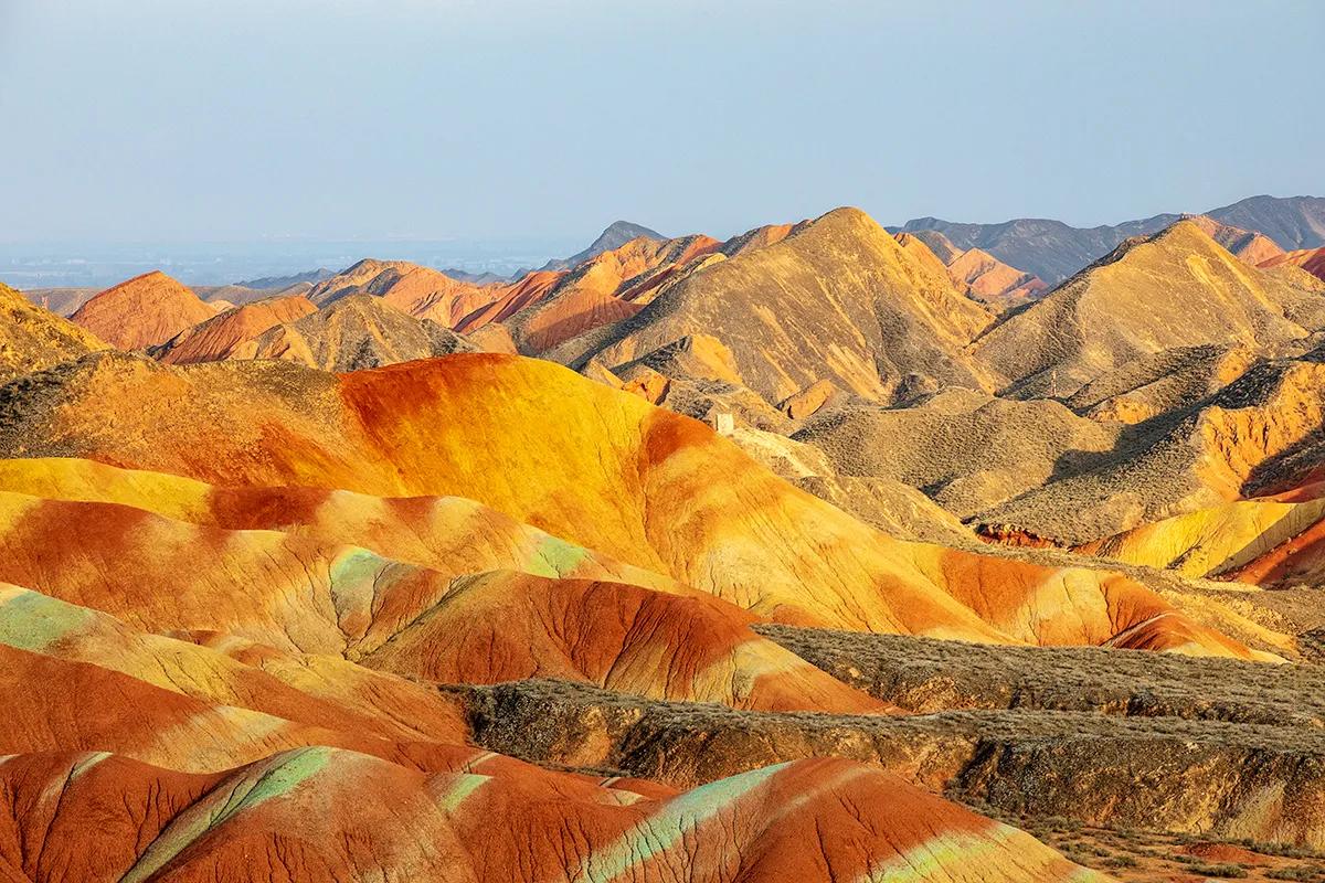 近日我拍摄的甘肃张掖七彩丹霞，似上帝不小心打翻的调色板洒在大地上。