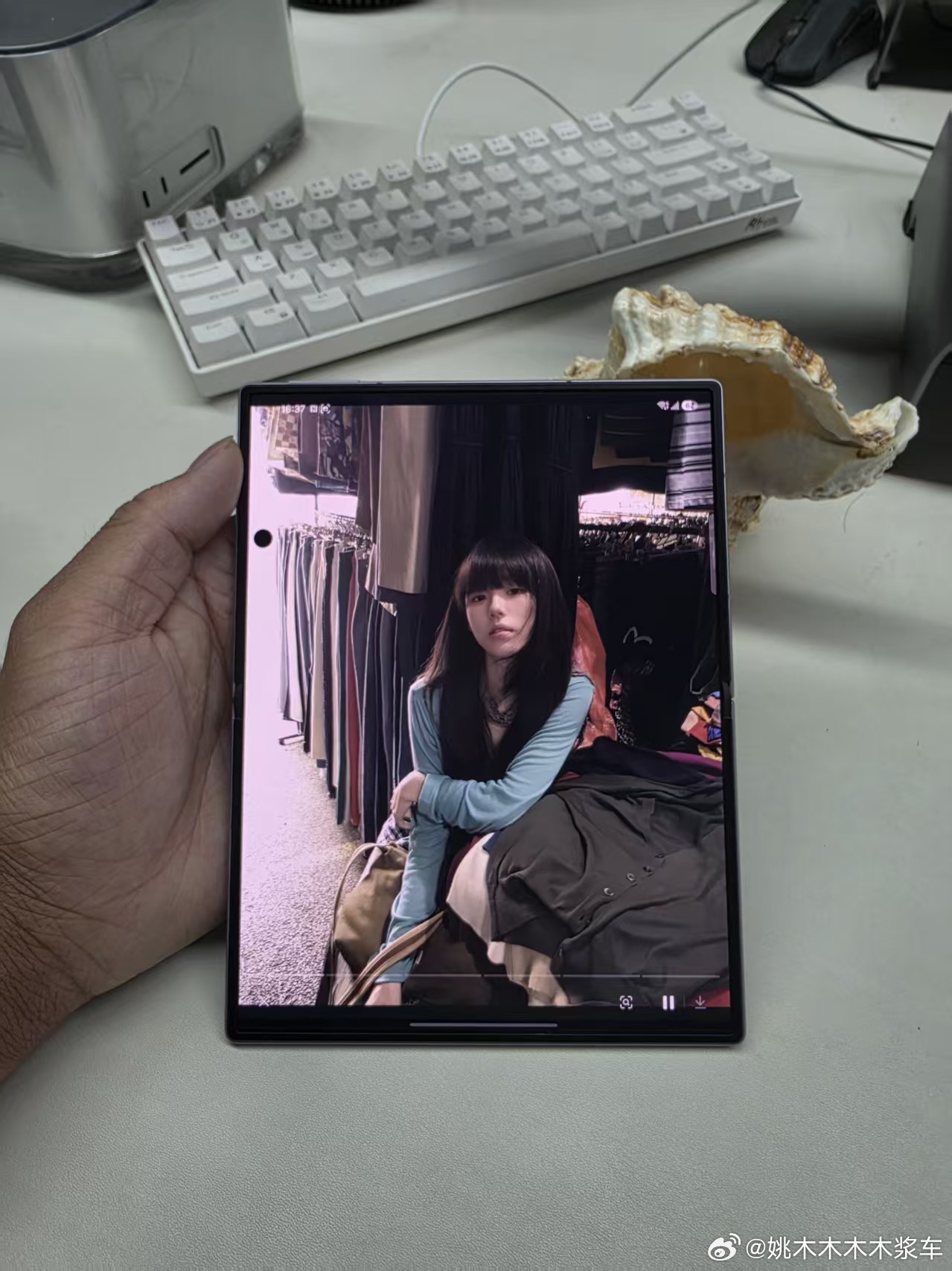 之前还怕折叠屏会有黑边或者拉伸，上手三星Fold8彻底打脸，软件适配丝滑得像