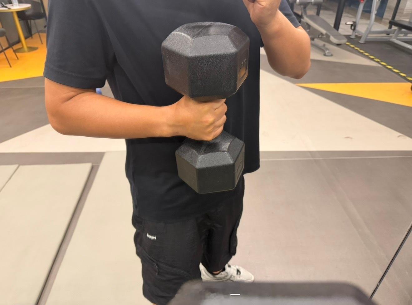 还是得多健身，刚才健身房一个男的光着上半身在撸铁，八块腹肌，看到的一瞬间，我竟然