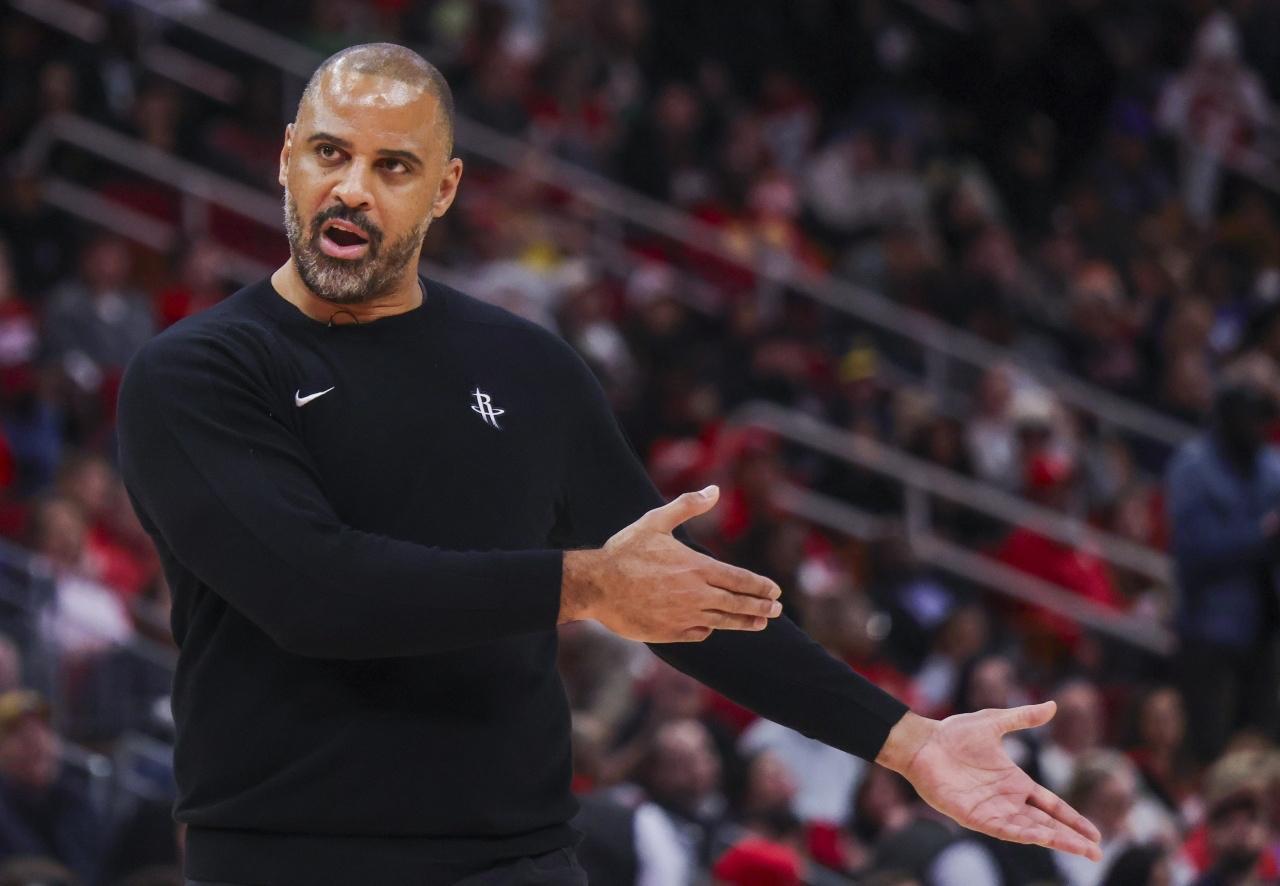 火箭当务之急，就是打包伊森或芬尼史密斯➕太阳26年的首轮签等筹码，去换一个靠谱的