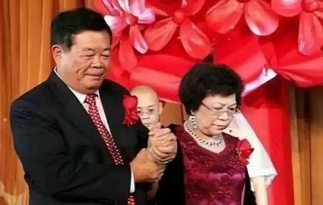 1990年，曹德旺给妻子陈凤英写信：“我爱上了别人，我要和你离婚，不过我会补偿你