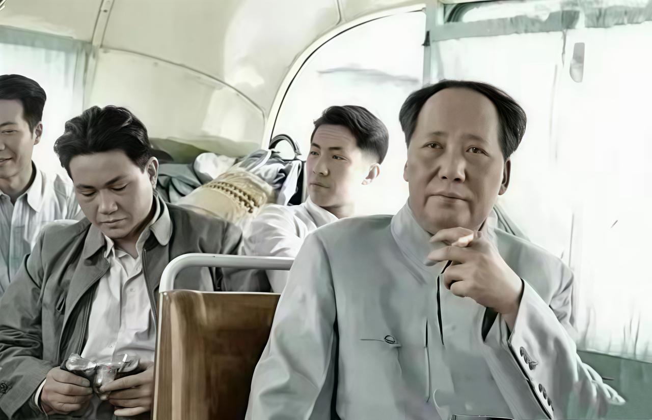 下图拍摄于1958年5月25日下午3点，当时的毛泽东正坐在前往十三陵水库的公交车