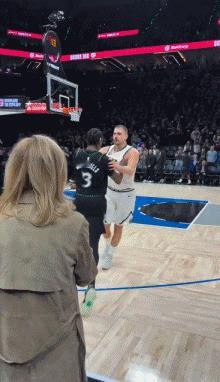 麦丹：一个大只佬朝我冲了过来！约基奇看似冲动，其实手上很克制，他在诱导麦丹出