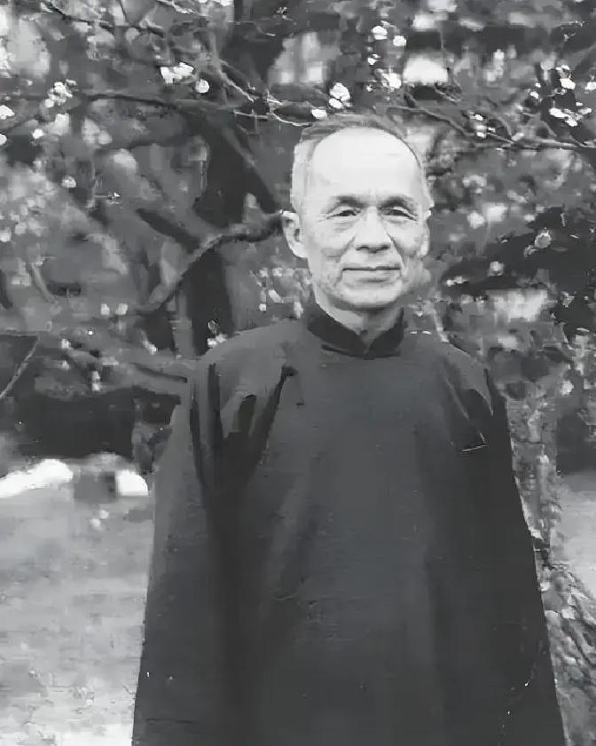 1942年春，青帮头目吴四宝被日本人毒死，他的老婆佘爱珍哭得死去活来。没想到早就